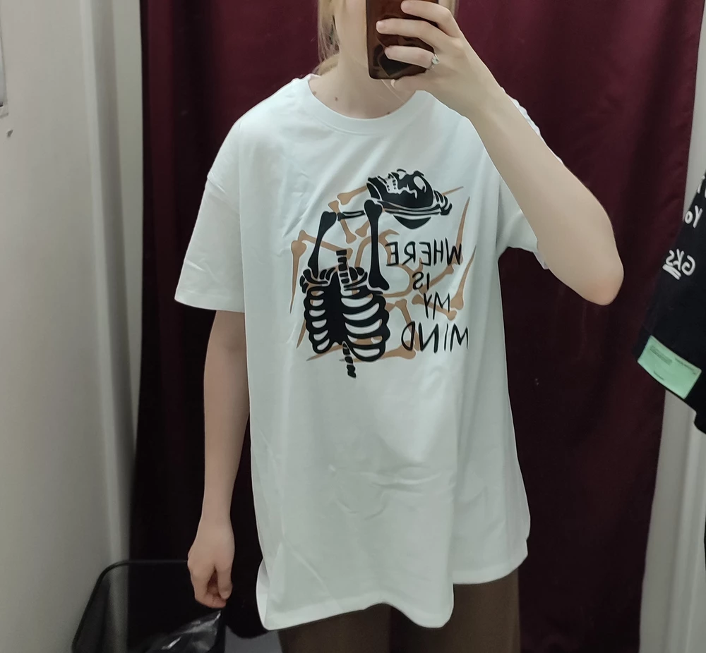 Все замечательно, интересный принт, размер хл для меня как хороший оверсайз (мой рост 170) . Она настолько красивая, что мой парень отбирает ее у меня и тоже ее носит, заказала ему точно такую же на подарок)