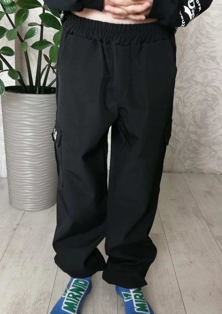 На ребенке ростом 142 см размер 40 смотрится так. Запас очень приличный. Если бы прямо сейчас носить планировали, взяла бы на размер меньше. Но мы взяли на новый учебный год в школу, на физру. К осени и в течении года ещё вырастет. Поэтому оставили этот размер. 
P. S. Ткань достаточно плотная. На жару не подойдут, больше на прохладное лето или теплую осень...