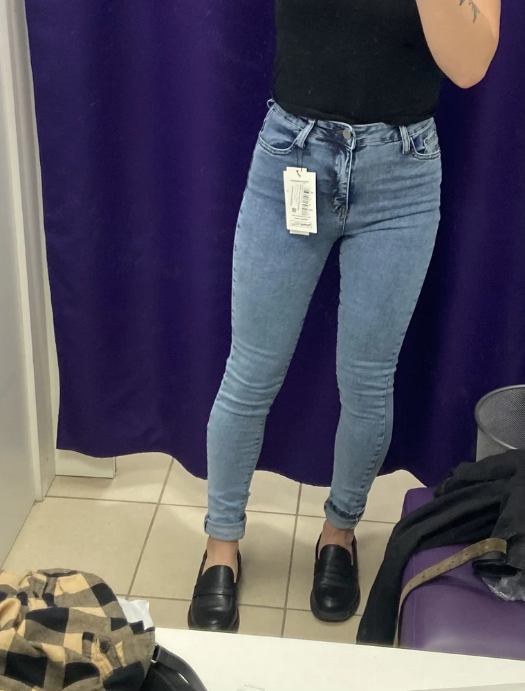 Цвет как и хотелось!Вполне себе очень хорошие джинсы за небольшую стоимость.На рост 155 длинноваты,конечно.Узковаты снизу,некритично.В остальном никаких нареканий нету👍Возможно маломерки.