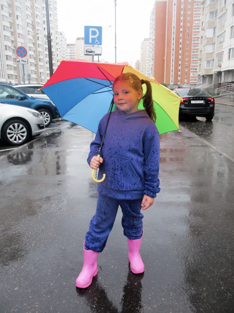 Зонт хороший и качественный,красочный.Ребёнок рад уже год в использовании.