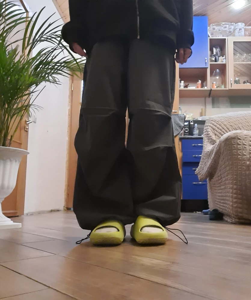 классни штанишки, отличное качество. переживала как будет в талии, в итоге всё отлично, выпуклостей никаких сзади на попке нет, вообщем пакупайти не бойтесь ! я сигма

а ещё по длине если не затягивать их как на фото то будет длинновато при условии что я ростом 164 см а так норм