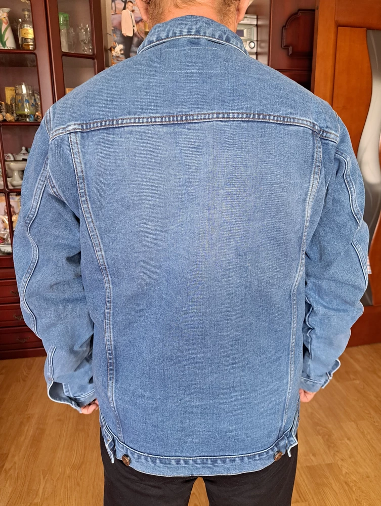 Стандартная джинсовая куртка, швы отличные, размер выбирали по таблице, все соответствует, на рост 174  длинноваты рукава