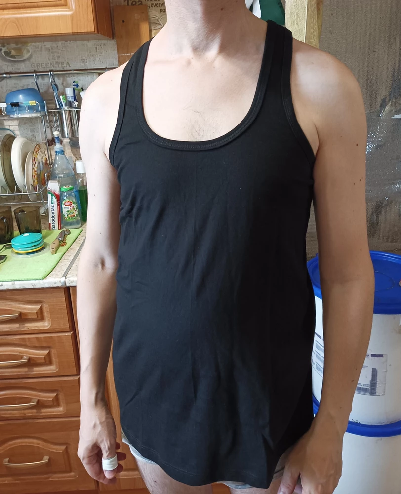 Майка отличная. Мужу понравилась. Идёт в размер. Трикотаж тонкий, приятный на ощупь. Надеюсь после первой стирки не растянется. Сшита хорошо, обработана качественно.