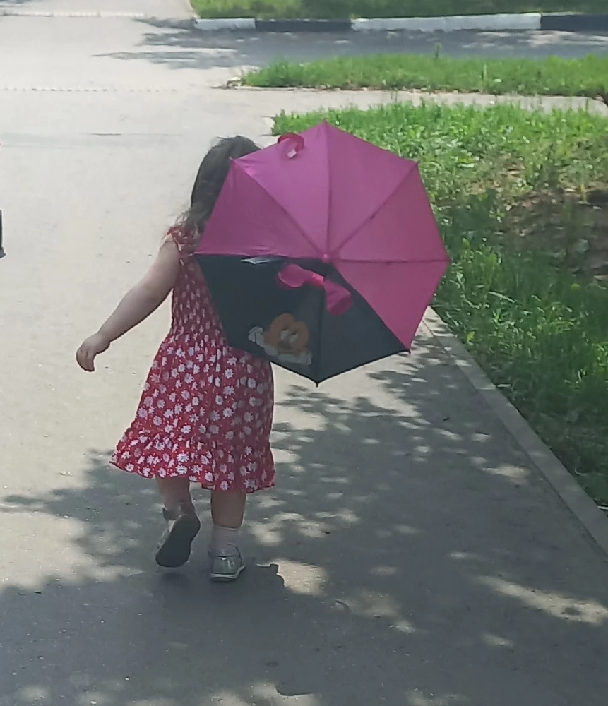 для двух летних  самое то. побольше она держать не может, да и этот держит не правильно, но для самовыражения (что у неё есть зонт как у братьев) самое то. дочь довольна. на дождь всё равно нужен будет капюшон