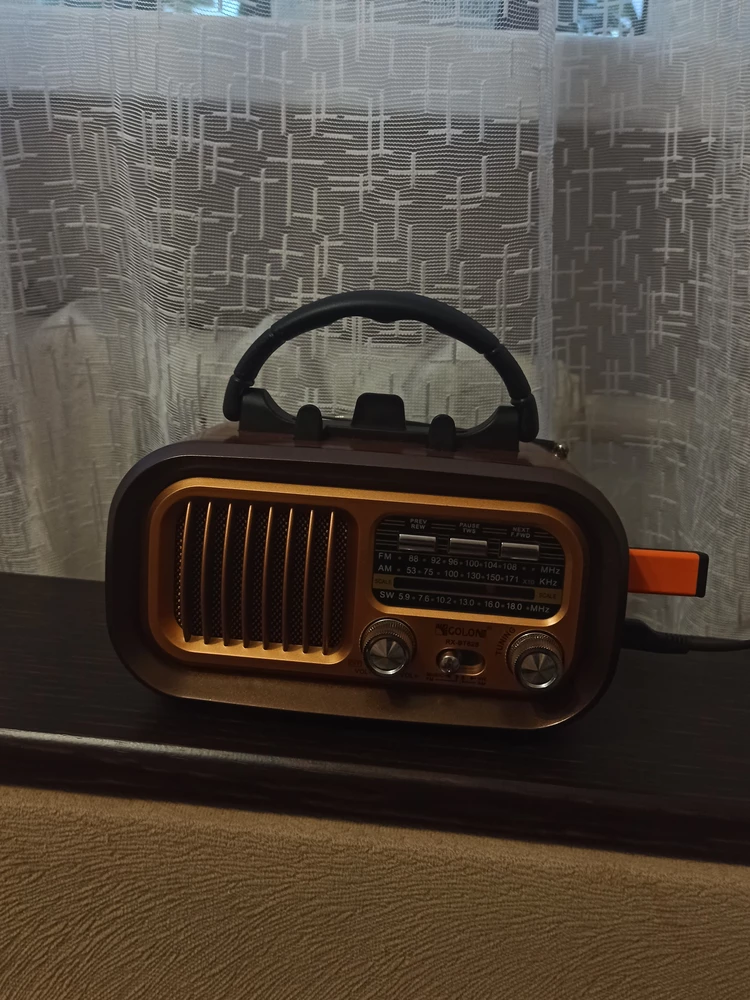 шикарный радиоприемник. стильный, миленький, громкий, работает радио и флешка.