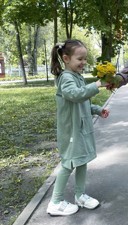 Шикарное платье-худи!
Тоже понравилось, что модель оверсайз - хватит на несколько сезонов, есть, куда расти)))
Качество 🔥🔥🔥
Любимое платье 💓
На фото дочка 108 см.