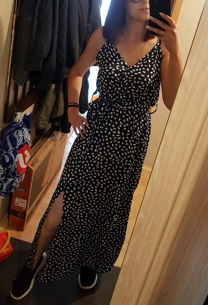 прикольное легкое платье, не самый дышаший материал конечно. на размер 40-42 и рост 165 подошло отлично, спереди и сзади просто зацепила ниткой чтоб не разходилось, прикольно смотрится именно такой немного объемный воздушный верх.