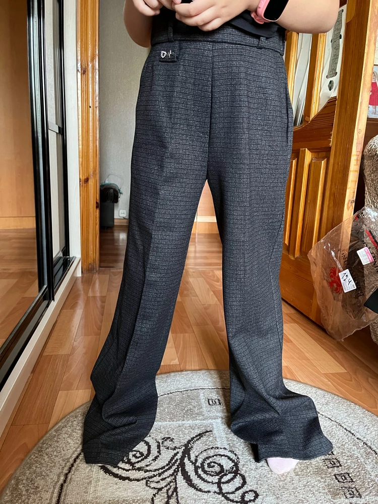 Качество ткани замечательное. Но брюки совсем не соответствуют указанному размеру. Брала на 134, но велики и в бедрах, и длины еще сантиметров 10-12 запаса))) сдаю, заказала на размер меньше, хотя наш рост 134.