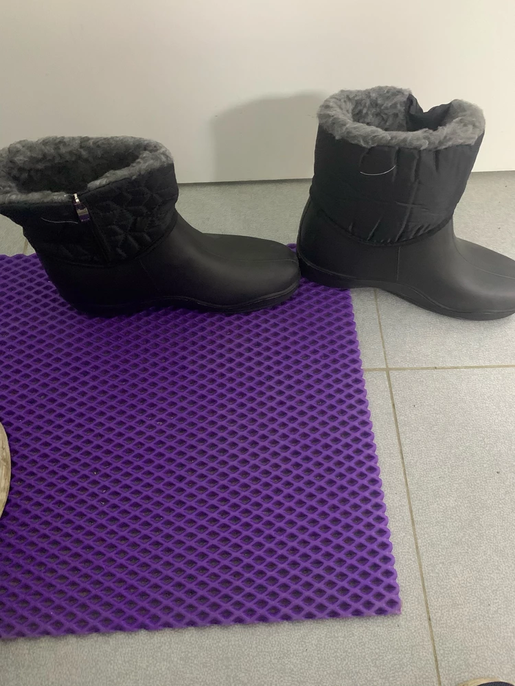 Пришли два левых, один с молнией, а другой на липучке!!!! Ужас... Нет слов. Отказ