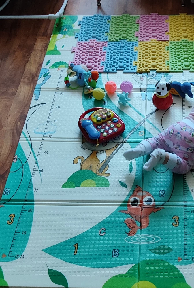 Коврик отличный, пришёл быстро на следующий день. Ребёнок доволен. Только пришёл не тот цвет и соответственно не те картинки за это 2 звезды