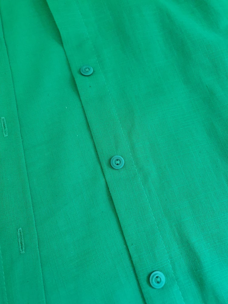 Отличный костюм! Прям такой как я хотела. Немного колется, но это естественно, ведь это лен, пара-тройка строк и все будет мягче.
Швы ровные, цвет красивый, насыщенный. Все как на фото и ведео в описании товара.