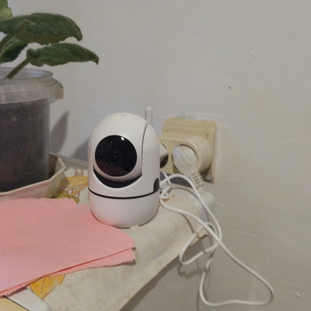 маленькая аккуратная. самое главное обратная связь работает. брали только ради того что бы когда уезжаем на долго с бабушкой связь держать. мобильником ее потому что не научить пользоваться) да и для безопасности.
подключил за 5 минут. всё пока хорошо, посмотрим в дальнейшем как эта штуковина будет справлятся) пока ставлю 5 звёзд.