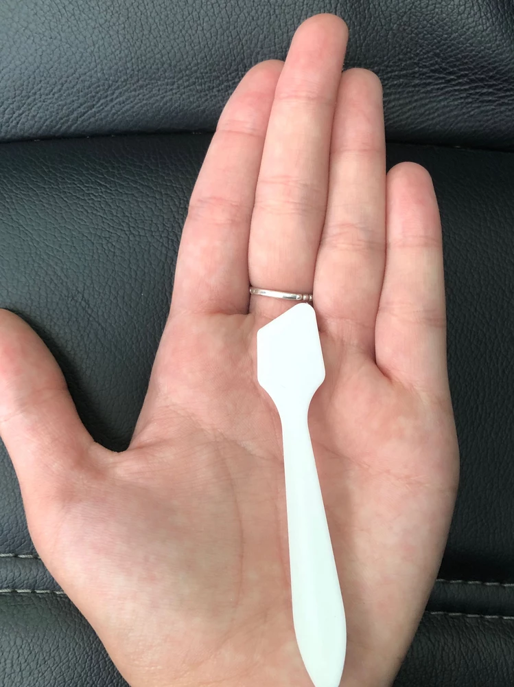 очень миниатюрные😂😂😂 на фото казались больше. а так красивые и хорошие шпатели😅