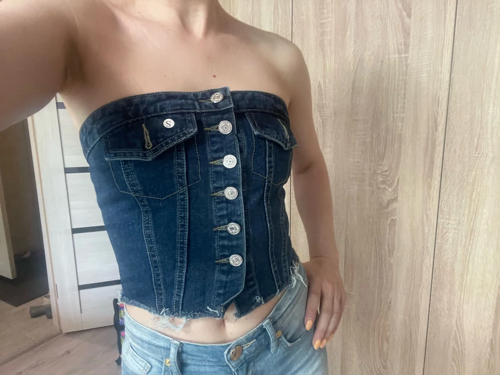 Аккуратно упакован. Из-за резинке на спине идеально сел на фигуру!  Спасибо продавцу за качество!