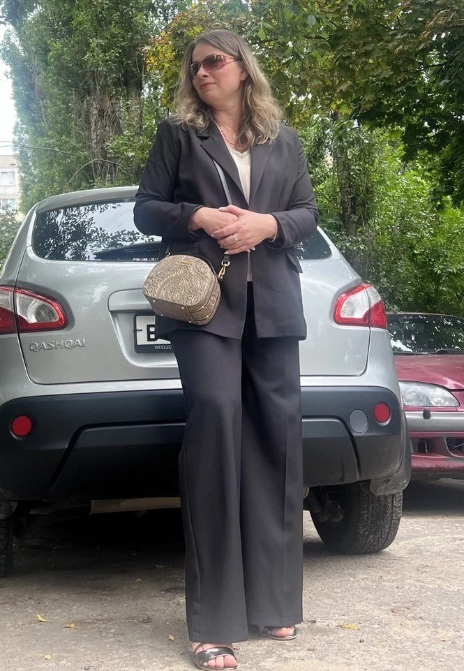 Костюм хорошо сидит, а пиджак стройнит, что большой плюс. Ткань приятная, рекомендую к покупке