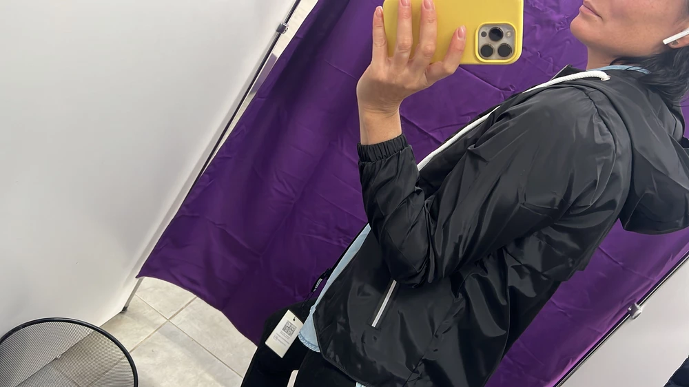 Очень понравилась ветровочка! На переменчивую погоду самое то. Очень легкая, комфортная и приятная к телу. Рекомендую к покупке 👍🏻