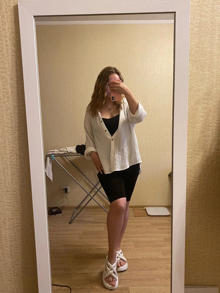 Очень классная рубашка, теперь мой фаворит в гардеробе. На параметры 102-86-104 идеально подошёл L размер, оверсайз как и хотела.