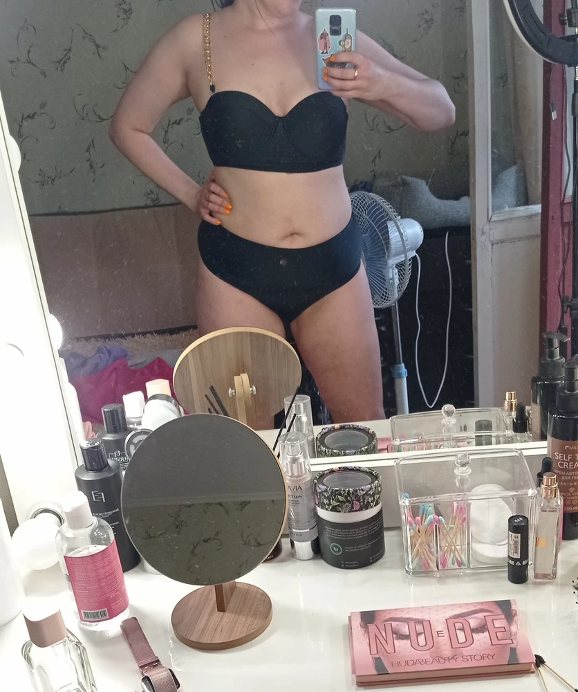 Клёвый. Даже на меня толстую очень хорошо сёл. Плавки немного утянули живот