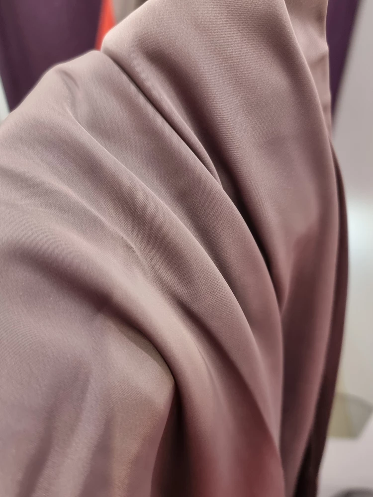 Согласна с предыдущим отзывом. Идеальная посадка, отличное качество ткани и пошива, но...цвет совсем не шоколад, или у нас разные понятия о шоколаде))) Продавцу стоит внести изменение в карточку. Мне цвет вообще не зашел... Отказ