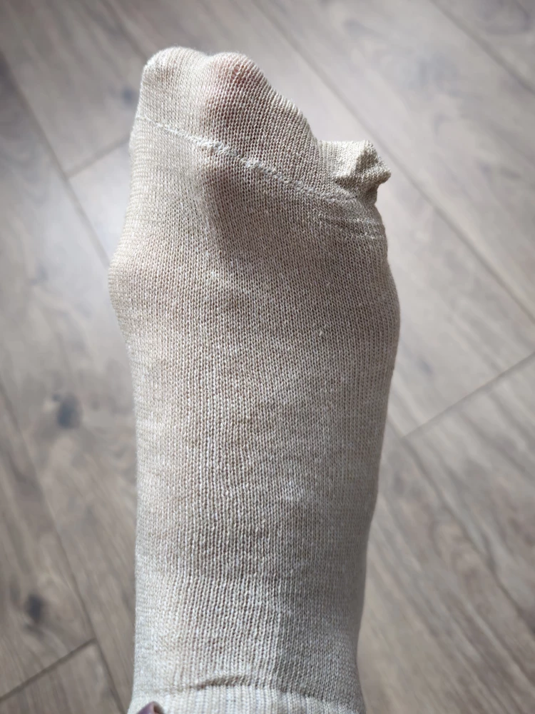 Такое чувство, что носки  маленькие дети шили. Носки одной пары отличаются, один широкий другой узкий. Какие-то непонятные выросты сбоку, видимо для шестого пальца. Швы отвратные. Из 10 пар, только 2 нормальные. Ткань тоже так себе. Даже за такие деньги слишком много косяков.