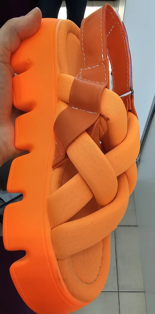 ❗️❗️❗️Качество не айс, на мой 36 размер еле налез 37. Сверху как будто то выгоревшие, а на стельке какие то дырочки, и тк она из ткани, то со временем лни разлезутся. Подошва очень яркая, остальное не очень.