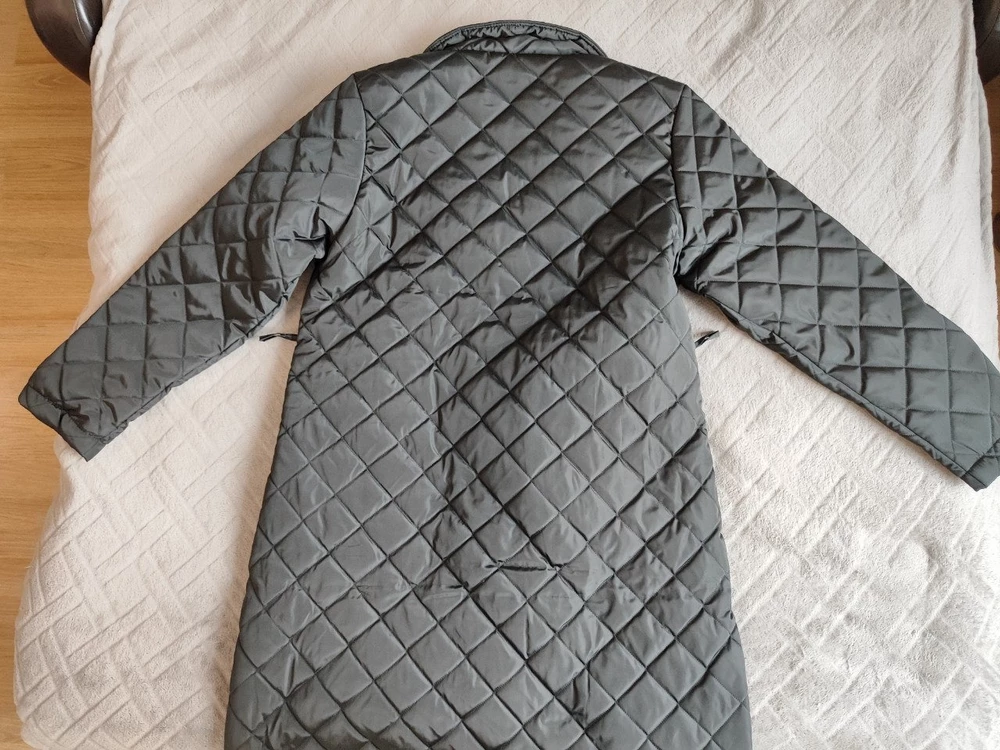 Пальто понравилось, легкое, удобное, строчки аккуратные, кнопки в тон ткани. Ношу 54 размер, 54 мне подошёл в самый раз, плечи на месте, сидит свободно, но совсем не велико. Огромное спасибо производителю и поставщику.