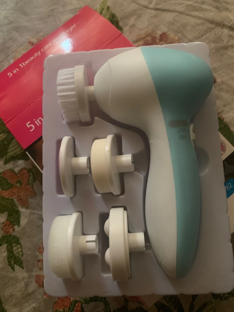 Все насадки в комплекте, щётка работает. Мне очень понравилась, советую! За такую цену бомба!