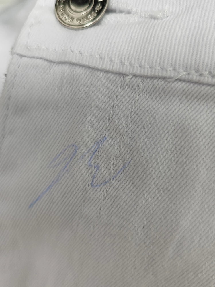размер написан ручкой на белых джинсах, мерить не стала, прошу за возврат не списывать