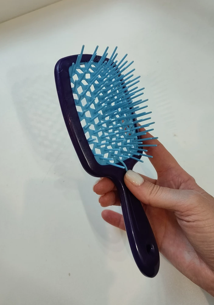 Расчёска классная, очень мягкая, зубчики легко гнутся и не рвут мокрые волосы.
Очень довольна покупкой.
Заказала ещё)