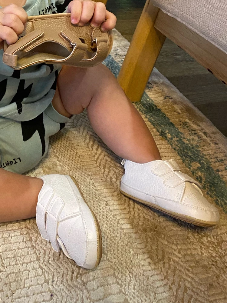 Отличные кроссовки для малышей. На нашу ножку сели хорошо, по полноте как нужно, на 12 см стопы размер 3 - подошел идеально.