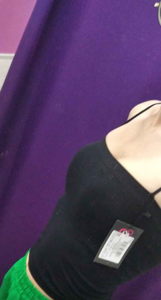 Отличный топ, мне понравился! 😊 Переживала, что на маленькой груди будет смотреться не очень, но ошиблась) сидит хорошо, чашки не просвечивают на чёрном топе. В общем хороший вариант на лето для повседневной носки 👍