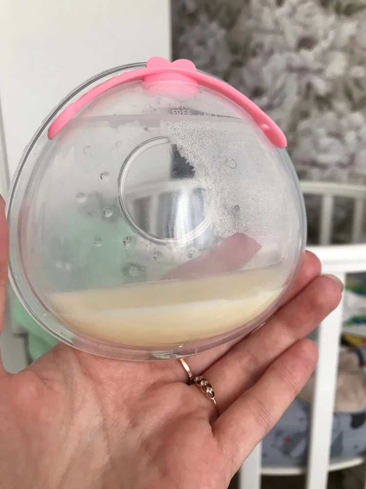 Супер вещь!!! Пока одной грудобрюшных кормишь, вторая набирается и можно докормить) Очень жаль, что узнала о ней позже,  много молока просто так выливалось :(
Советую всем будущим мамам)))