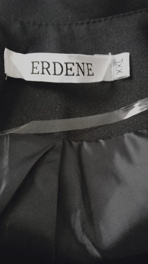 Пришёл пиджак подкладка на рукаве пришита с плечевой стороны боковой. Перешивала. И на этикетке Erdene, a не Erden. Явно подделка.