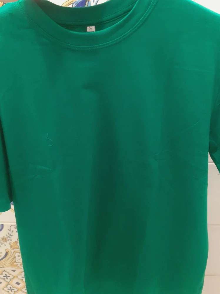 Прекрасная футболка. Цвет - ярко - зелёный. Мне нравится 👍