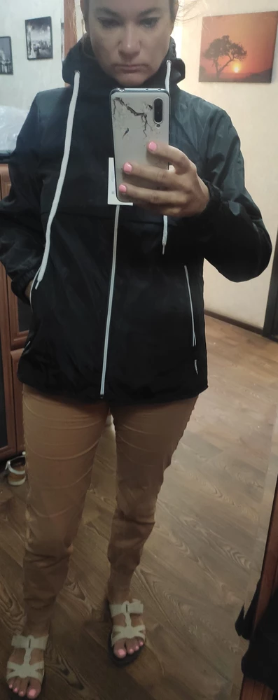 Идёт в размер. Рукава показались коротковатыми даже на рост 165. Ткань плащевка, поблескивает. Качество пошива не очень- нитки повсюду.