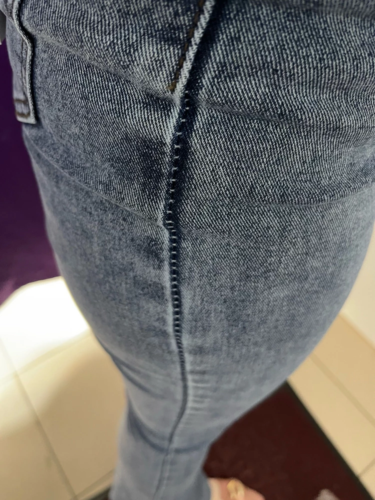 Посадка хорошая и качество джинсы тоже…но швы…ребят…Как так? Кто так шьёт? Причём джинсы мне не в обтяг….