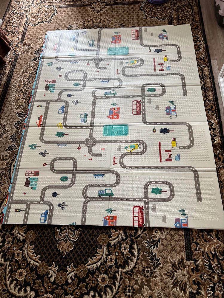 Мне попался бракованный экземпляр, обрезан криво, видна часть, возможно, другого коврика.