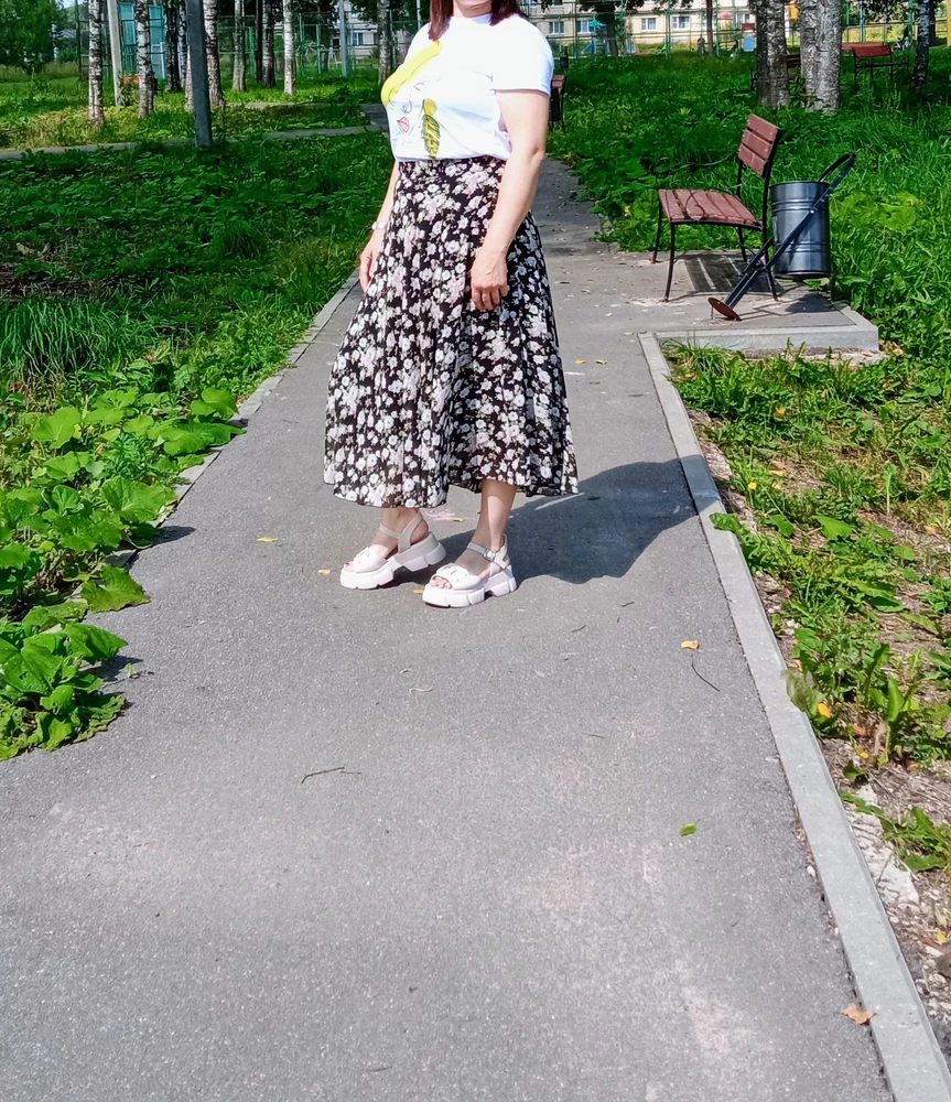 Классная юбка, легкая, воздушная, не мнется. Взяла на размер больше. Я довольна