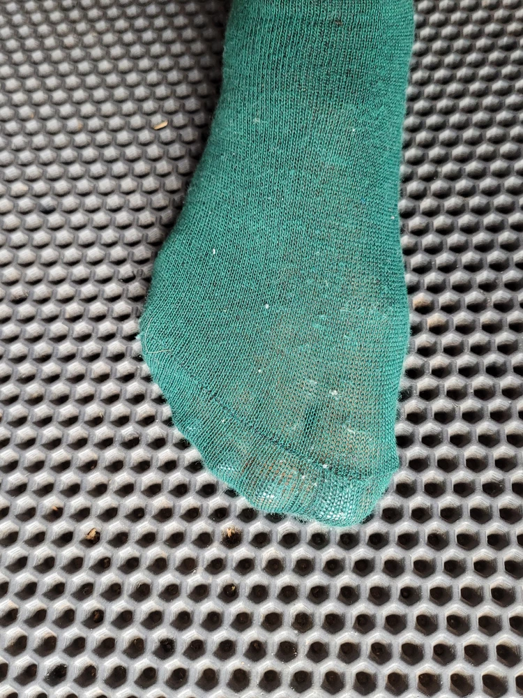 одноразовые носки. Одела, через 20 минут все в катышках, голая синтетика, пальцы видно.