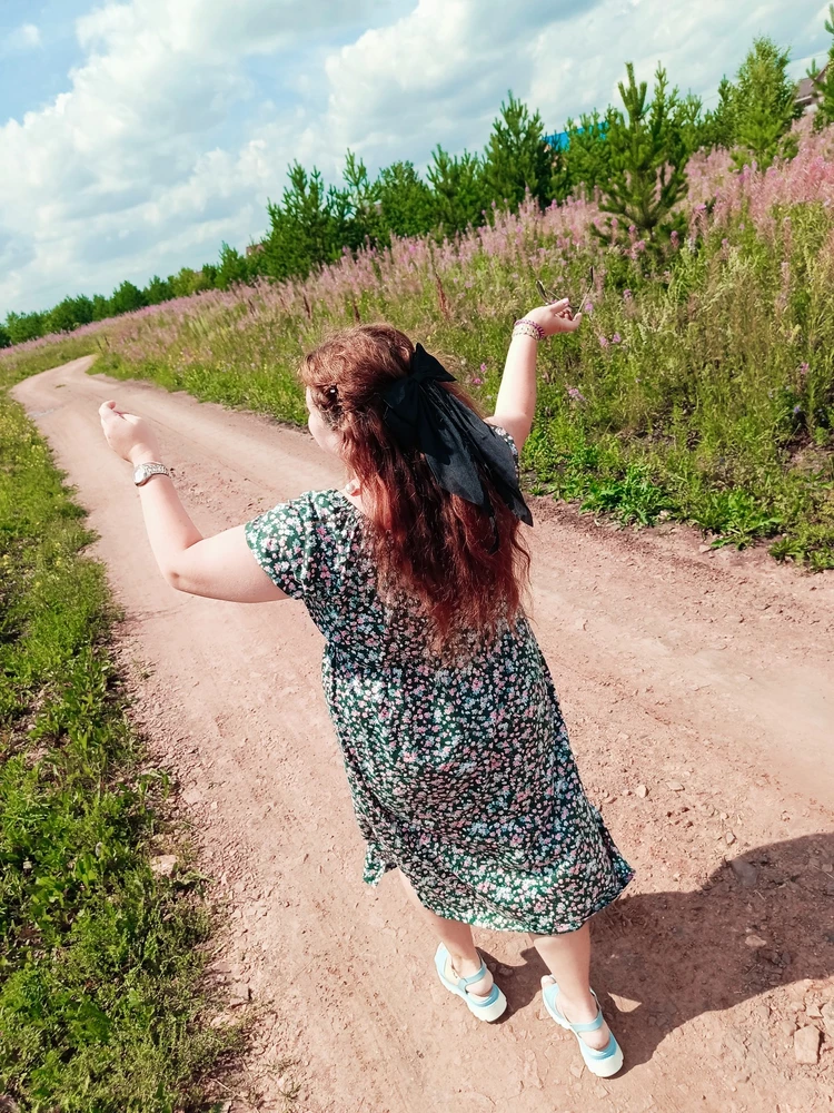 на фото ярче, чем в живую платье. 
а так не жаркое, легкое. подошло