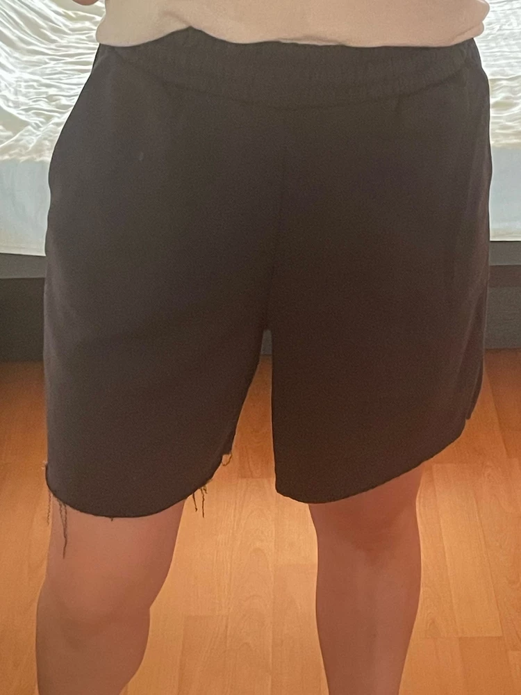 Замечательные шорты, пошив аккуратный, без изъянов. На ОБ 98 см сели отлично. Отдельное спасибо Сереже за упаковку шорт🤍😁. Все супер!