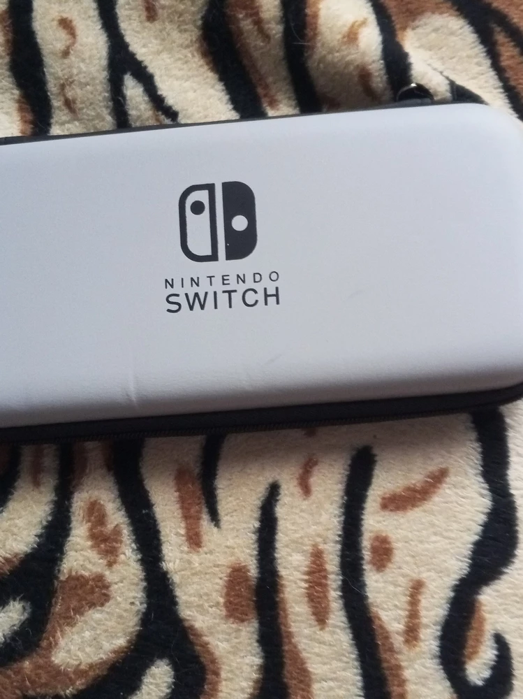 воняет пластиком каким-то мало места чисто switch и картриджи и все ну если впихнуть провод какой-нибудь маленький и все место мало