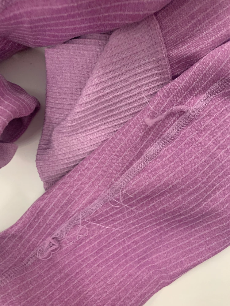 Костюм ужасного качества, верх маломерит.. везде торчат нитки, запах как с вьетнамского рынка. На штанах сзади нет шва