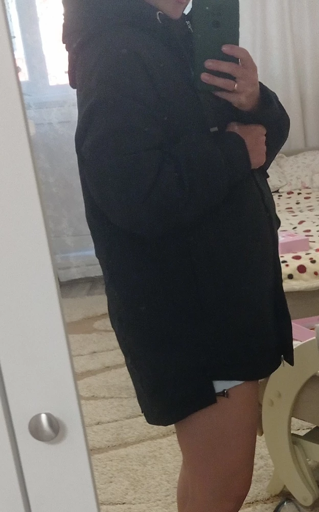 Куртка очень классная. То, что искала. Свой размер ношу 42-44. Сначала заказала 42,тесновата в бёдрах. Фигура груша. Заказала 44ый размер идеально! С худи оверсайз будет отлично. Рукава широкие, внизу тоже хорошо. Круто, что карман нашит спереди. Это очень удобно. Гулять с детьми и на повседневку считаю идеальный недорогой и качественный товар 👍
Кстати кто-то писал, что на рост 158 длинная. Я тоже 158,как видно на фото попу прикрывает немного, помоему длина отличная. Не короткая и не длинная. Самое то👍 да и то, что ворот с капюшоном удобный. Вобщем я в восторге!