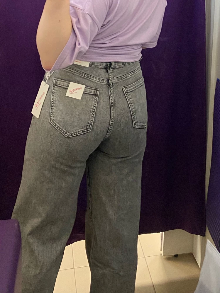 Хорошие джинсы, сели отлично, но на рост 161 длинные, пришлось немного укорачивать.