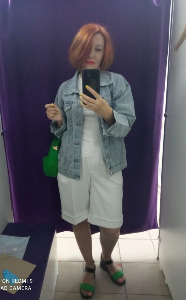 Хорошая куртка для любой погоды. Благодаря составу, хлопок 100%, в жару не жарко и в прохладную погоду тепло. Подходит практически ко всему, и к платьям, и к джинсам,  и к любой другой одежде. Незаменимая вещь в гардеробе. Швы  ровные, аккуратные, куртку доставили за три дня. К покупке рекомендую.