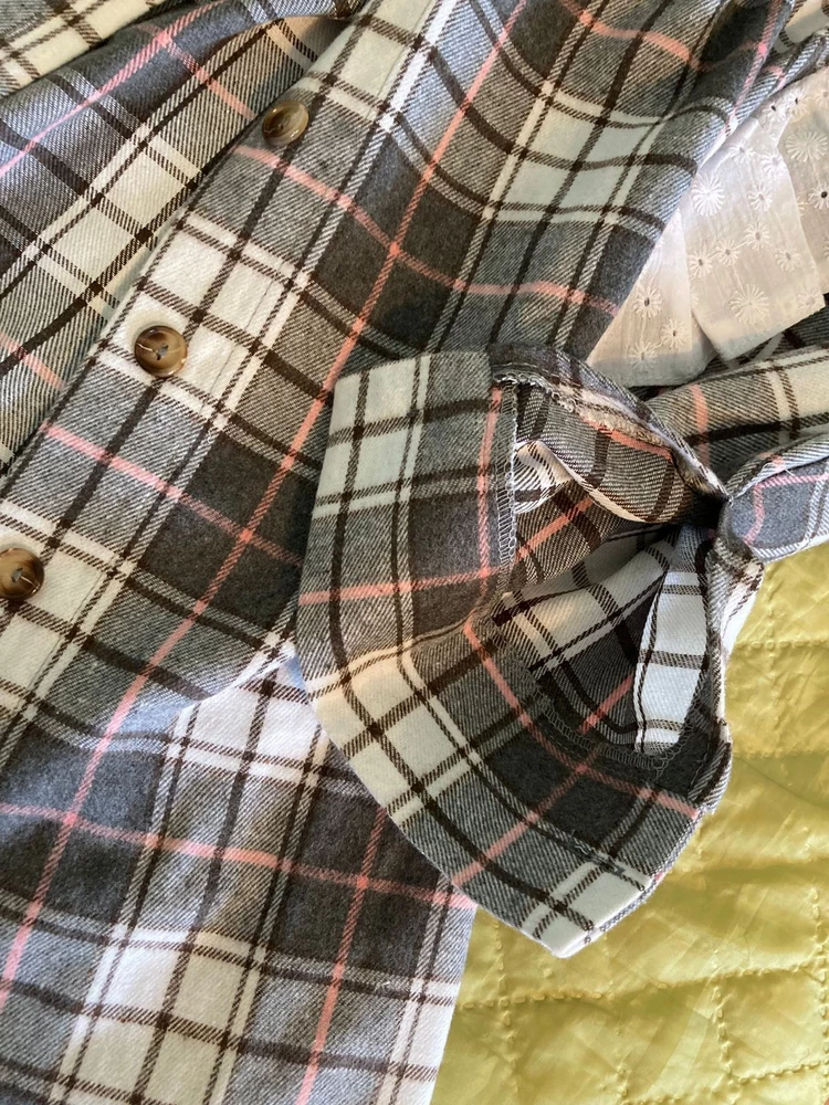 Покупкой довольна! Рубашка сидит свободно, сшита качественно, нитки не торчат