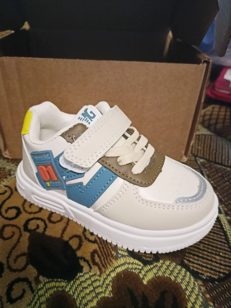 В целом кроссовки хорошие ,только маломерят ,перезакажу на размер больше