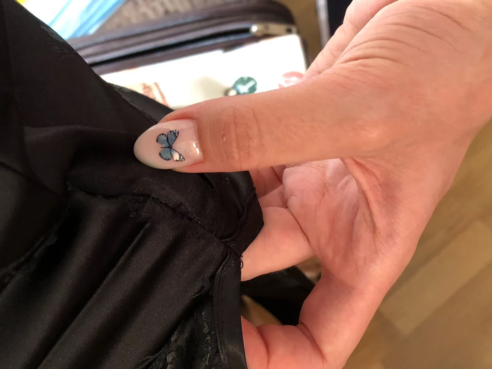 расходятся швы со скоростью света, торчат нитки и сзади на пояснице горб непонятный)