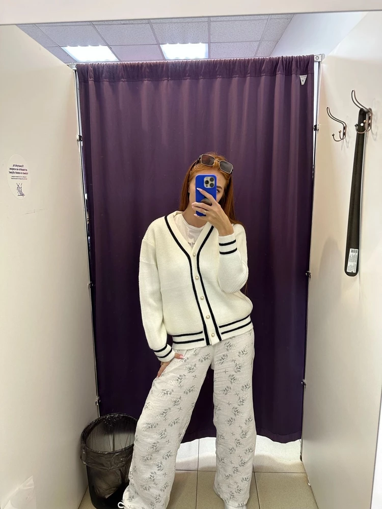 Очень классный кардиган, сидит офигенно, очень мягкий. Как на картинке, спасибо продавцу.